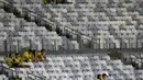Ekspresi murung bahkan tetesan air mata mewarnai Stadion Belo Horizonte setelah Brasil dibantai Jerman dengan skor 1-7, Selasa (8/7/14). (REUTERS/Leonhard Foeger)