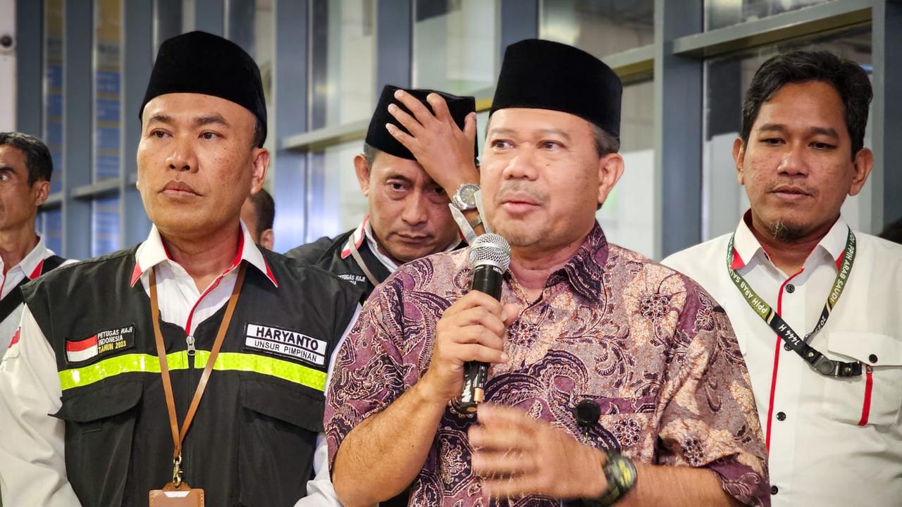 Konjen RI Jeddah Eko Hartono (kanan) bersama Kadaker Bandara PPIH Arab Saudi, Haryanto usai menyambut kedatangan kloter terakhir jemaah haji Indonesia di Bandara Jeddah.