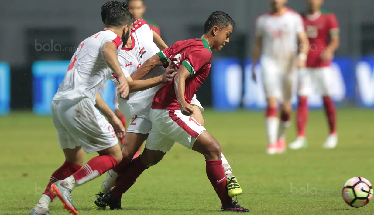 Aksi pemain Timnas Indonesia U-23, Febri Haryadi mengecoh pemain Suriah U-23 pada laga persahabatan di Stadion Wibawa Mukti, Bekasi, Rabu (16/11/2017). Indonesia kalah 2-3. (Bola.com/NIcklas Hanoatubun