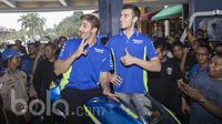 Pebalap MotoGP dari Suzuki Ecstar, Andrea Iannone dan Alex Rins (kanan), duduk di replika motornya saat berada di Cilandak Town Square, Jakarta, Sabtu (18/2/2017). (Bola.com/Vitalis Yogi Trisna)