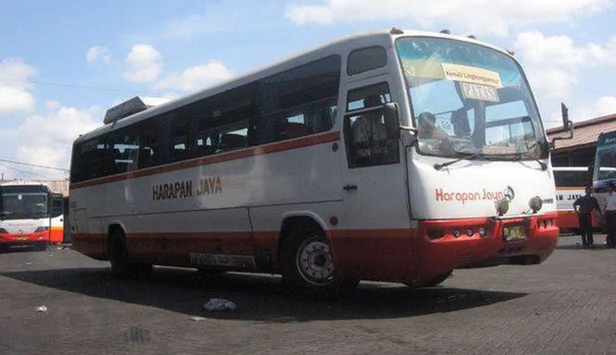 Restu Ibu Galaxy Coach milik PO Harapan Jaya dengan ciri khas desain cenderung membulat. (Source: awansan.com)