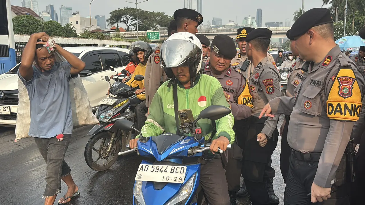 Polisi Terluka Saat Cegah Pembakaran Ban di Demo Depan DPR