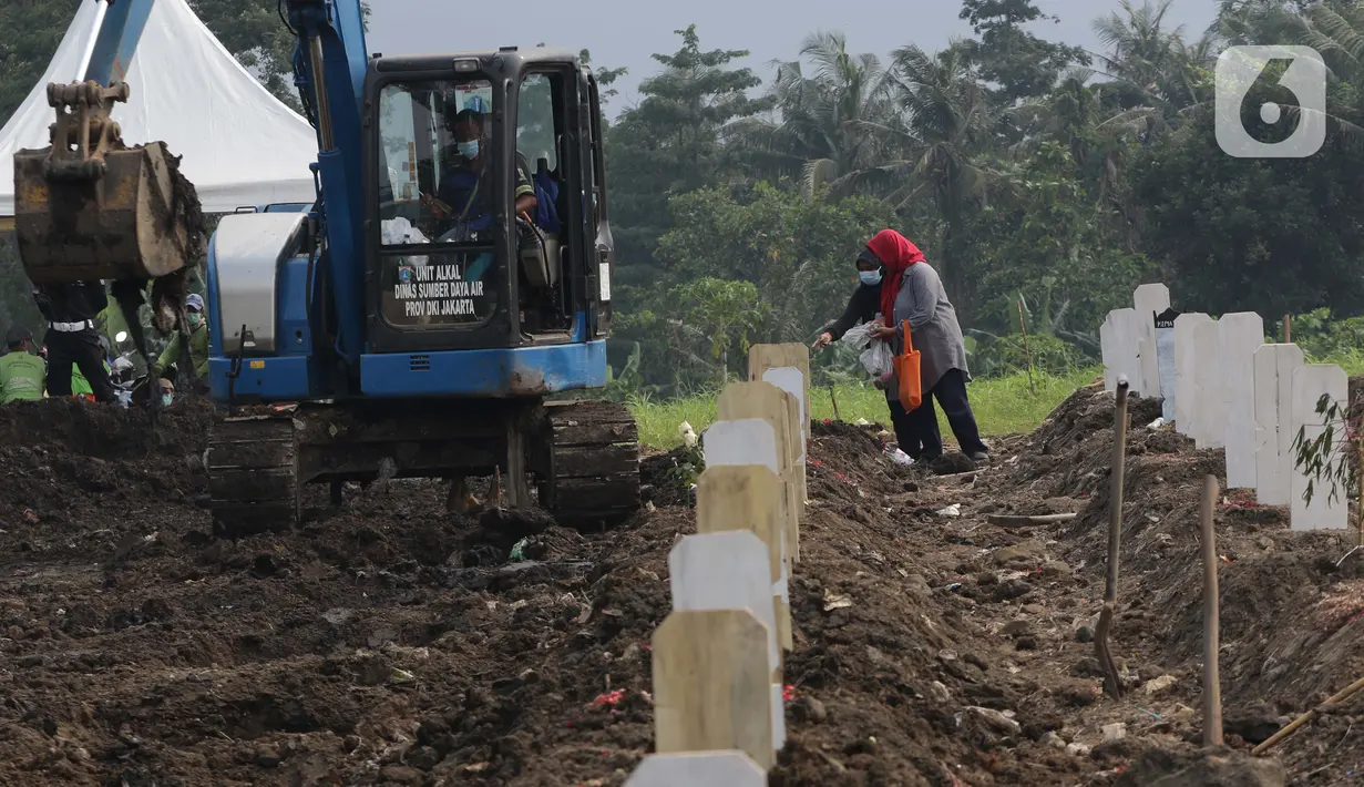 Warga berziarah di makam jenazah dengan protokol Covid-19, TPU Srengseng Sawah Dua, Jakarta, Kamis (18/3/2021). Dinkes DKI Jakarta mencatat penambahan kasus kematian akibat Covid-19 pada Maret 2021 berada diatas 40 atau meningkat dari 1,6 menjadi 1,7 persen. (Liputan6.com/Helmi Fithriansyah)