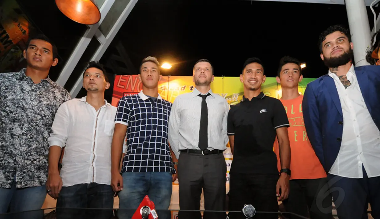 Scott Cooper (tengah) berfoto bersama dengan beberapa pemain klub Mitra Kukar usai jumpa pers di Jakarta, (11/12/2014). (Liputan6.com/Helmi Fithriansyah)