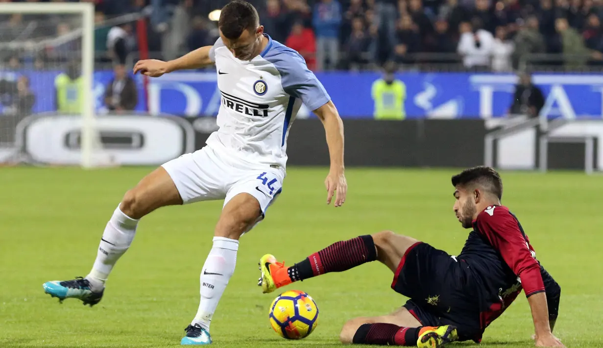 Aksi pemain Cagliari, Pablo Pancrazio Farago (kanan) menghalau bola dari kaki pemain Inter Milan, Ivan Perisic pada lanjutan Serie A di Sardegna Arena Stadium, Cagliari, (25/11/2017). Inter Menang 3-1. (Fabio Murru/ANSA via AP)