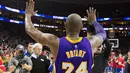 Bintang Los Angeles Lakers, Kobe Bryant (24) mengucapkan salam perpisahan kepada penggemarnya saat laga NBA di Wells Fargo Center, Philadelphia, Selasa (1/12/2015). 76ers menang atas Lakers 103-91. (Reuters/Bill Streicher-USA TODAY Sports)
