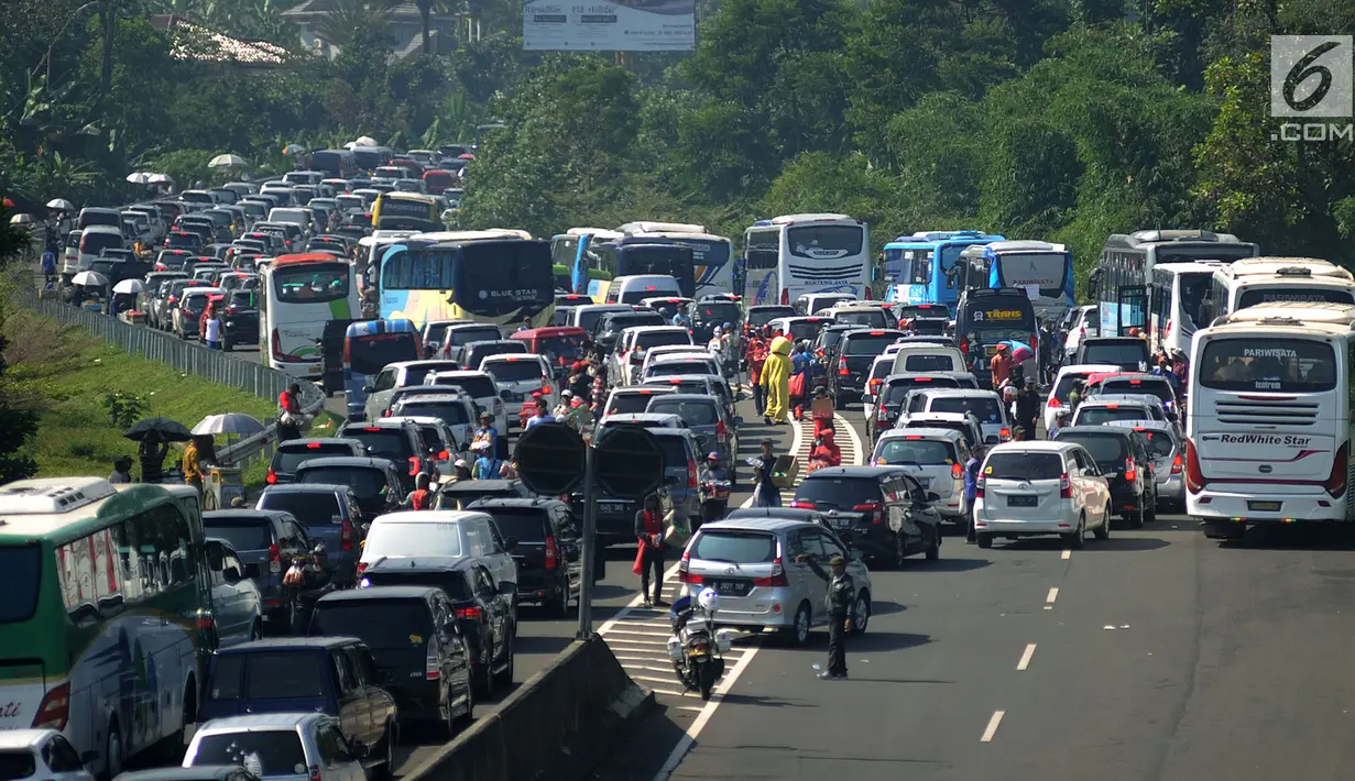 Ribuan kendaraan antre menuju kawasan Puncak saat diberlakukan sistem buka tutup di pintu keluar Tol Gadog, Bogor, Jawa Barat (18/6). Kemacetan ini terjadi meski libur Lebaran tinggal beberapa hari lagi. (Merdeka.com/Arie Basuki)