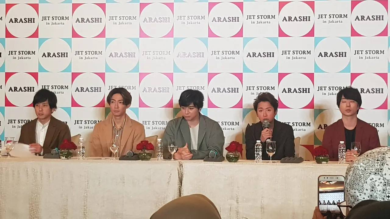 Arashi bertemu pers dan penggemar di Jakarta, Minggu (10/11/2019)
