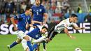 Pemain Jerman, Mesut Ozil, dilanggar pemain Italia pada perempat final Piala Eropa 2016 di Stadion Matmut Atlantique, Bordeaux, Minggu (3/7/2016) WIB. (AFP/Vincenzo Pinto)