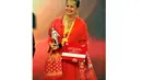 Aktris senior itu mengenakan baju kurung Palembang berwarna merah, lengkap dengan songketnya, Jumat (25/4/14). (Liputan6.com/Panji Diksana)