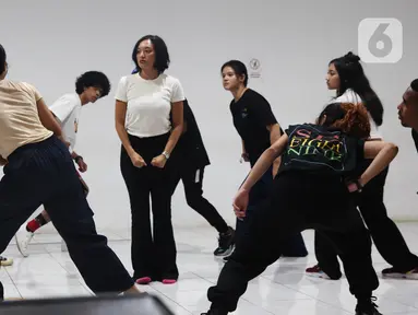 Para pemain teater Stock Teater saat melakukan sesi latihan di EQ Studio, Pejaten, Jakarta, Senin (26/8/2024). (Liputan6.com/Angga Yuniar)