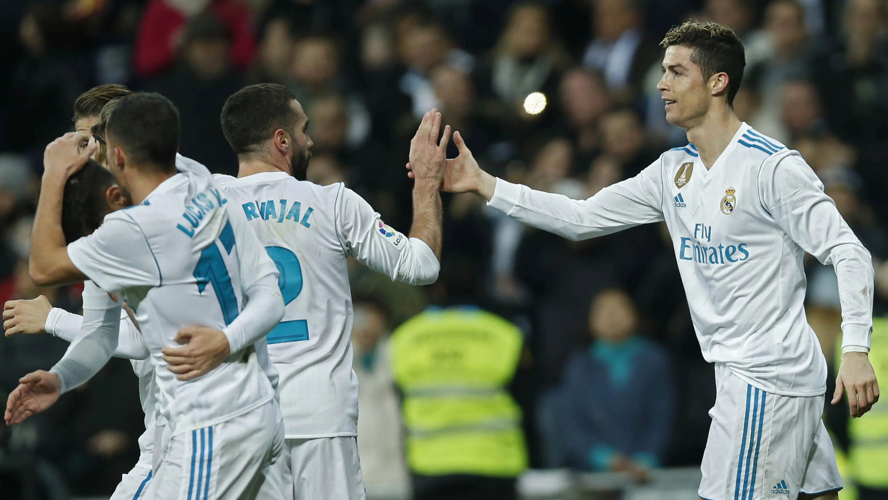 Para pemain Real Madrid merayakan gol yang dicetak Cristiano Ronaldo ke gawang Real Sociedad pada laga La Liga di Stadion Santiago Bernabeu, Sabtu (10/2/2018 (AP/Francisco Seco)