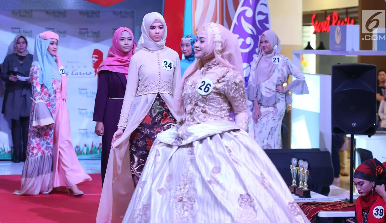 Senyum peserta saat memeragakan busana pada acara Hijab Hunt 2018 di Jakarta, Minggu (6/5). Selain untuk menyambut Ramadan, acara ini juga untuk menggaungkan semangat kebinekaan kepada generasi muda. (Liputan6.com/Angga Yuniar)
