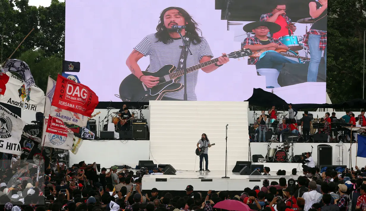 Penyanyi Ello saat menghibur para pendukung Ahok - Djarot pada konser gue 2 di Jakarta, Sabtu (4/2). Sejumlah artis meramaikan konser gue 2 untuk mendukung pasangan calon nomer 2 Ahok - Djarot pada Pilkada DKI Jakarta. (Liputan6.com/Johan Tallo)