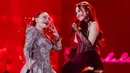 Rossa yang hadir sebagai tamu juga turut tampil di konser tunggal Mahalini. Penampilan keduanya berhasil mencuri perhatian banyak netizen. (Liputan6.com/IG/@mahaliniraharja)