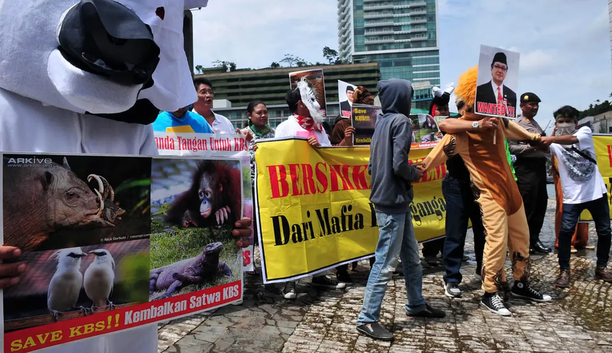 Dalam aksinya, massa mendesak penegak hukum segera menyelesaikan penanganan berbagai kasus jual beli satwa yang diduga melibatkan pengelola Kebun Binatang Surabaya (KBS), Senin (8/12/2014). (Liputan6.com/Johan Tallo)