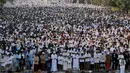 Suasana salat Idul Fitri 1436 H di ruas Jalan Jatinegara Barat, Jakarta, Jumat (17/7/2015). Pemerintah melalui Kementerian Agama menetapkan Hari Raya Idul Fitri 1436 H jatuh pada Jumat 17 Juli 2015. (Liputan6.com/Johan Tallo)