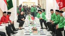 Ketua DPP PDIP Puan Maharani (tengah kiri) bersama Sekjen PDIP Hasto Kristiyanto berbincang dengan Plt Ketum PPP Mardiono (tengah kanan) bersama jajaran di DPP PPP, Jakarta, Senin (29/5/2023). (Liputan6.com/Faizal Fanani)