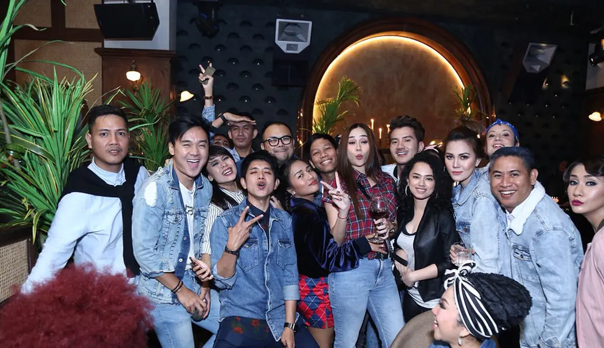 Ulang tahun Aura Kasih tampak dihadiri oleh Nafa Urbach, Gading Marten, Aming, Tata Janeeta, Alex Abad dan beberapa artis lain. Ucapan ulang tahun juga datang dari penggemarnya. (Instagram/aurakasih)