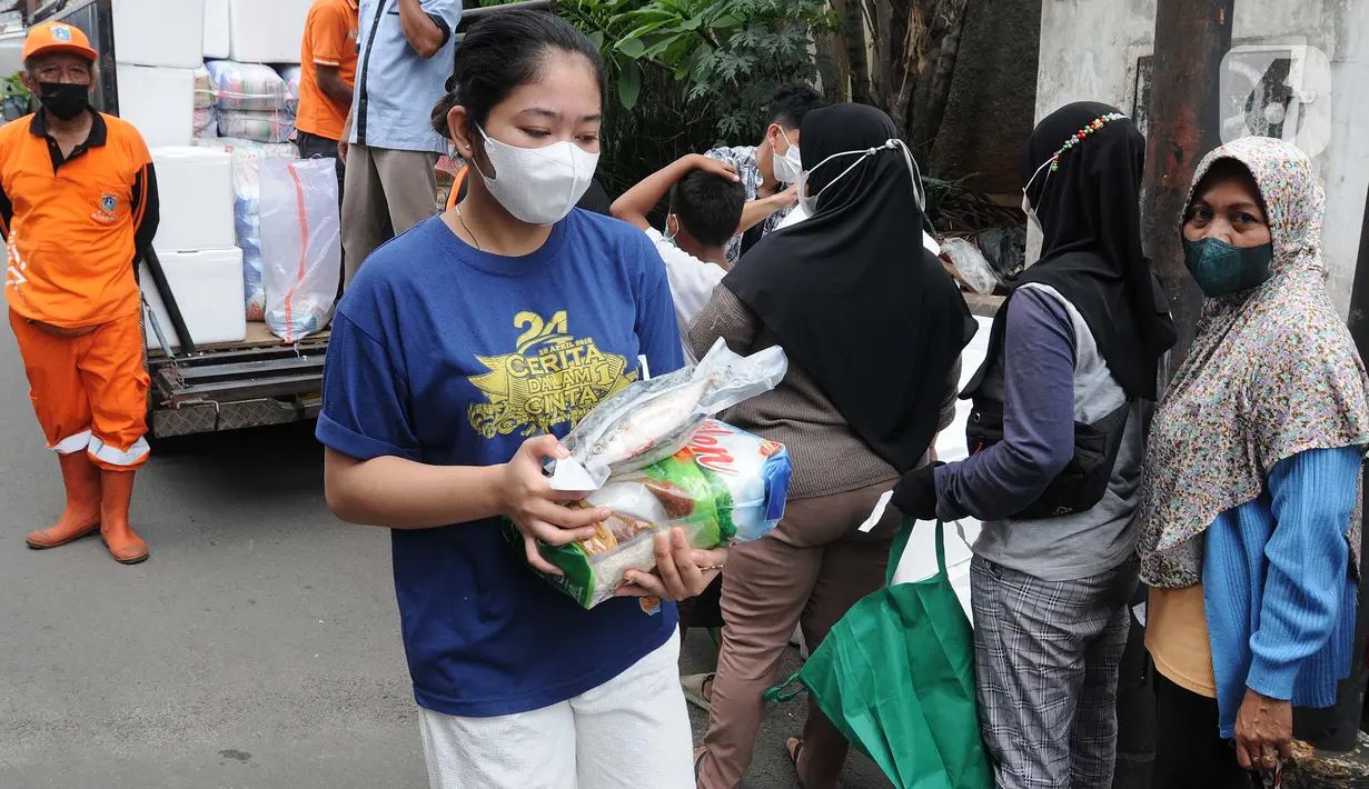 Warga saat Program Pangan Bersubsidi Februari 2022 di RPTRA Bahari, Cilandak, Jakarta selatan, Rabu (9/2/20222). Program Pangan Murah Bersubsidi ini menyediakan bahan pangan berupa beras dengan kualitas premium, telur, ikan kembung dan susu UHT dalam kemasan karton. (merdeka.com/Arie Basuki)
