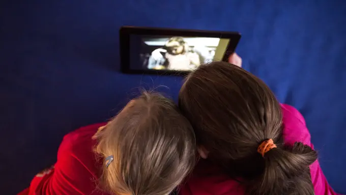 Dampak Positif dan Negatif Menonton Film Animasi Bagi Anak (photo by freepik.com)