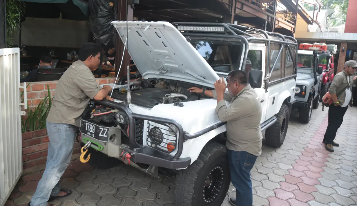 Anggota Indonesia Land Rover United (ILRU) melakukan pengecekan kendaraan Land Rover di Jakarta, Rabu (5/12). Setidaknya ada 750 kendaraan Land Rover memadati acara tersebut untuk bersilaturahmi. (Liputan6.com/Angga Yuniar)