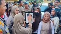 Keluarga Arya Saputra (17) siswa SMK Bina Warga Kota Bogor saat mendatangi Mapolresta Bogor Kota beberapa waktu lalu. Mereka meminta pihak kepolisian menjerat tersangka pembacokan pelajar SMK di Bogor.