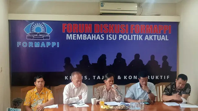 Peneliti Senior Bidang Pengawasan Formappi, M.Djadijino(tengah)