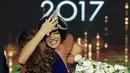 Senyum Perla Helou saat menerima mahkota usai terpilih sebagai Miss Lebanon 2017 di Casino Du Liban di Jounieh, Beirut, (24/9). Perla Helou  merupakan Sarjana administrasi bisnis berusia 22 tahun. (AFP Photo/Anwar Amro)