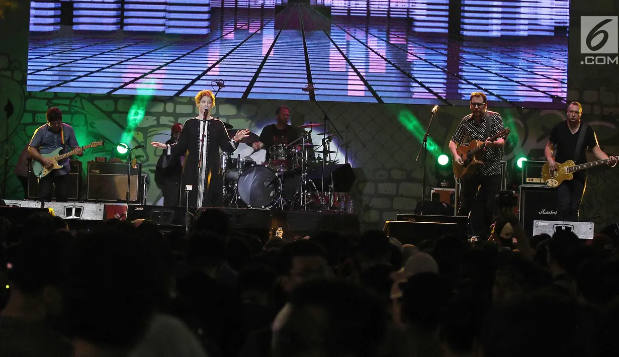 Band Sixpence None The Richer saat menghibur penonton dalam event bertajuk "The 90s Festival" di Gambir Expo, Kemayoran, Jakarta, Sabtu (25/11). Sixpence None The Richer membawakan lagu andalannya yang hits di era 90an. (Liputan6.com/Herman Zakharia)