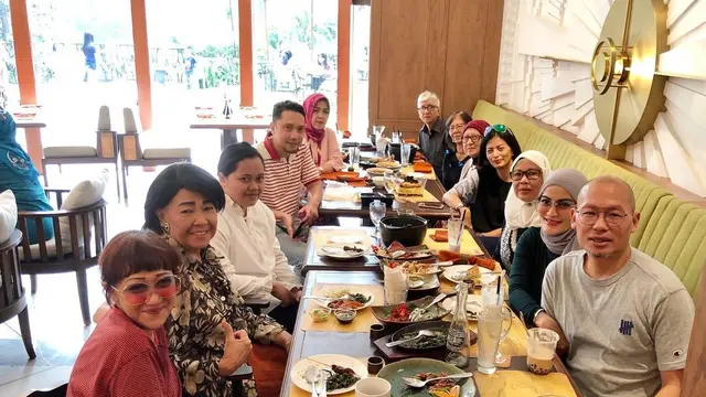 6 Potret Kenangan Mendiang Rima Melati Bareng Keluarga, Penuh Kehangatan