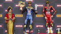 Pembalap Pata Yamaha, Toprak Razgatlioglu (baju balap biru) saat naik podium kedua Race 1 WSBK Mandalika 2023 hari Sabtu (04/03/2023). (Twitter/Pata Yamaha)