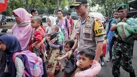 Kapolres Garut AKBP Budi Satria Wiguna menjemput korban gempa Donggala-Palu di Bandara Halim Perdanakusumah (Liputan6.com/Jayadi Supriadin)