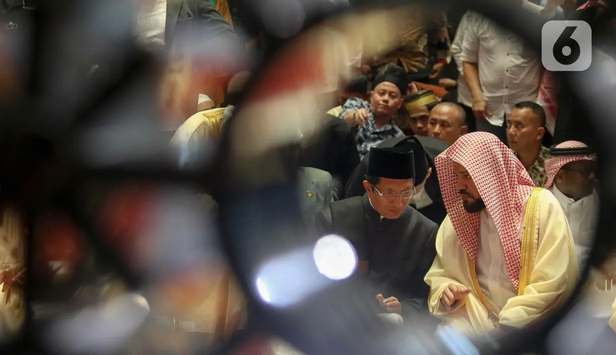 Imam Besar Masjid Nabawi, Syekh Ahmad bin Ali Al Hudhaify (kanan) berbincang dengan Imam Besar Masjid Istiqlal, KH Nasaruddin Umar sesaat sebelum menyampaikan khotbah Jumat di Masjid Istiqlal, Jakarta, Jumat (11/10/2024). (Liputan6.com/Herman Zakharia)