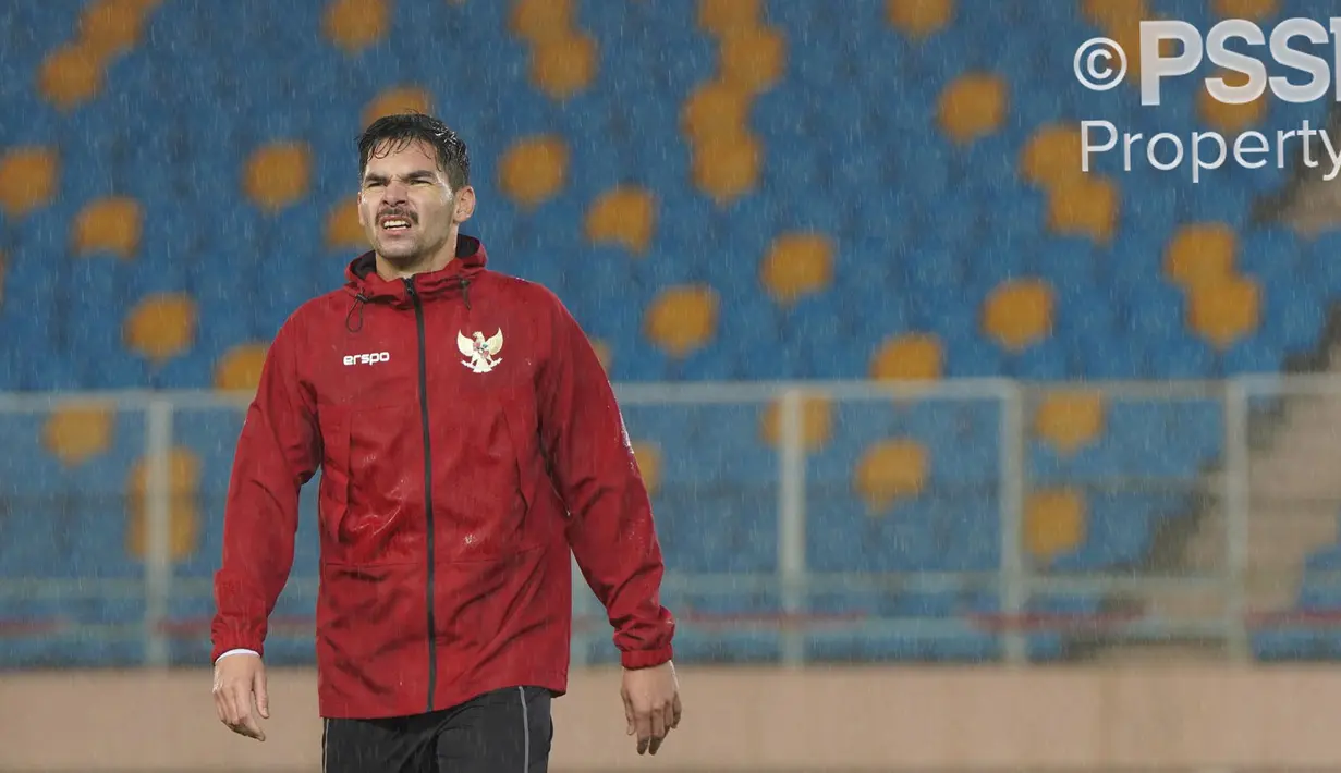 Pemain Timnas Indonesia, Sandy Walsh saat melakukan latihan di bawah guyuran hujan menjelang laga Kualifikasi Piala Dunia 2026 melawan China yang berlangsung di Stadion Qingdao Tiantai, China pada Minggu (13/10/2024) malam waktu setempat. (Dok. PSSI)