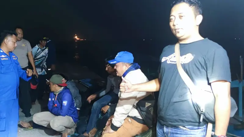 Rombongan pemancing berhasil dievakuasi setelah terombang ambing karena mesin perahu mogok. (Dian Kurniawan/Liputan6.com)