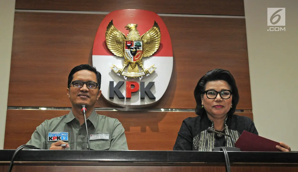 Jubir KPK Febri Diansyah dan Wakil Ketua KPK Basaria Panjaitan saat konfrensi pers di Jakarta, Jumat (2/2). Selain Zumi Zola, KPK juga menetapkan PLT Kepala Dinas Pekerjaan Umum Provinsi Jambi Arfan sebagai tersangka. (Liputan6.com/Herman Zakharia)
