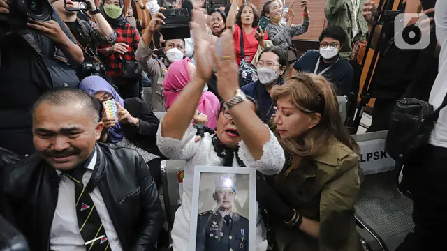 Vonis Mati Ferdy Sambo Disambut Isak Tangis dan Teriak Keluarga Brigadir J