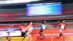 Atlet Bahrain Winfred Yavi (kanan) dan Kazakhstan Daisy Jepkemei (kedua kanan) bersaing dalam final 10.000 meter putri pada Asian Games 2026 di Nagoya, Jepang, Kamis (24/9/2026). (MOHD RASFAN / AFP)