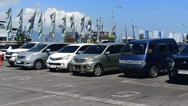 Kendaraan mengantre di Pelabuhan Ketapang Banyuwangi, penyeberangan terganggu akibat cuaca buruk. (Istimewa)