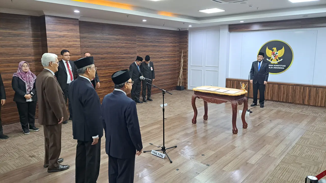 Wahiduddin Adams, Jimly Asshiddiqie, dan Bintan R. Saragih resmi dilantik sebagai anggota Majelis Kehormatan Mahkamah Konstitusi (MKMK) terkait gugatan usia calon presiden (capres) calon wakil presiden (cawapres) pada Selasa (24/10) siang (Lydia Fransisca