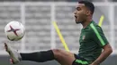 Pemain Timnas Indonesia, Rizky Pora, mengontrol bola saat latihan di Stadion Madya, Jakarta, Minggu (11/11). Latihan ini persiapan jelang laga Piala AFF 2018 melawan Timor Leste. (Bola.com/Vitalis Yogi Trisna)