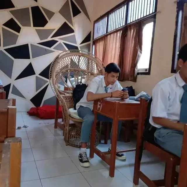 6 Potret Kursi di Belakang Kelas Ini Nyeleneh Banget, Bikin Tepuk Jidat