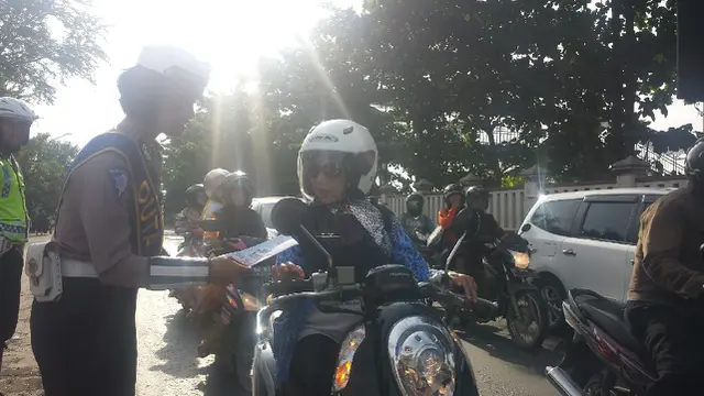 Aksi Polwan-Polwan Cantik Brebes Bagikan Helm SNI Gratis