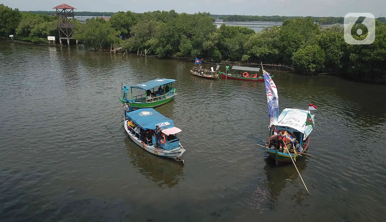 Sejumlah nelayan bersiap untuk melarung replika kapal berisi sesaji di Pantai Tarumajaya, Kabupaten Bekasi, Jawa Barat, Jumat (28/1/2022). Ritual dilakukan sebagai bentuk rasa syukur kepada Tuhan atas berlimpahnya hasil laut. (Liputan6.com/Herman Zakharia)