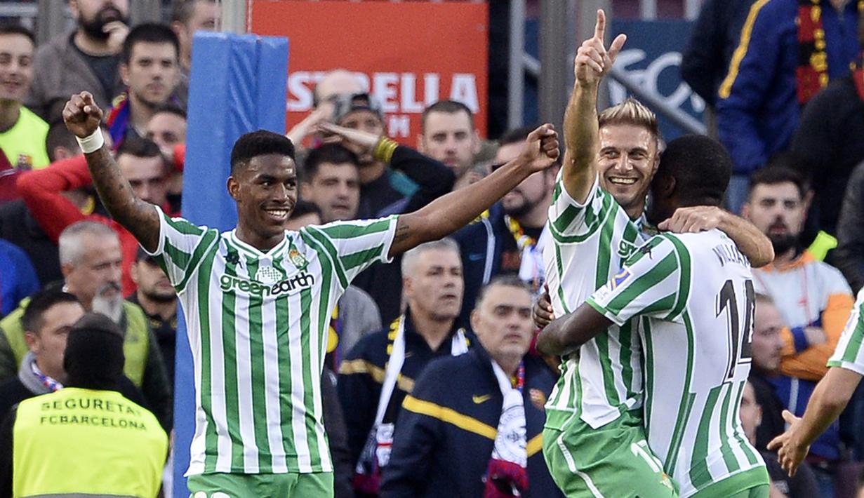 Selebrasi yang ditunjukan pemain Real Betis saat Joaquin mencetak gol kedua Real Betis bola ke gawang Barcelona pada menit ke-20 pada laga lanjutan La Liga 2018/19 yang berlangsung di stadion Camp Nou. Real Betis menang 4-3. (AFP/Josep Lago)