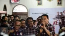 Suasana saat Cagub DKI Jakarta, Basuki Tjahja Purnama (Ahok) memberikan komentar terkait statusnya sebagai tersangka di Rumah Lembang, Jakarta, Rabu (16/11). Ahok berharap pengadilan kasusnya nanti akan digelar secara terbuka. (Liputan6.com/Faizal Fanani)