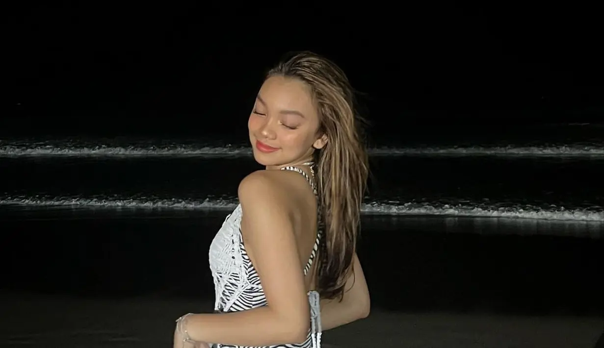 Untuk inner-nya, Naura memilih tank top bermotif zebra yang chic. (Instagram/naura.ayu).