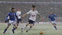 Pemain Tottenham, Juan Foyth (kanan) mengecoh pemain Rochdale, Ian Henderson pada babak kelima Piala FA  di Wembley stadium, London, (28/2/2018). Tottenham menang 6-1. (AP/Matt Dunham)