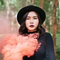 ilustrasi perempuan topi hitam/theshots.co/Shutterstock